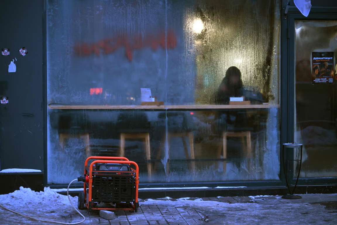 A generator powers a restaurant during a blackout in central Kyiv, Ukraine, 18 January 2026. Photo: Sergey Supinsky / AFP / Scanpix / LETA