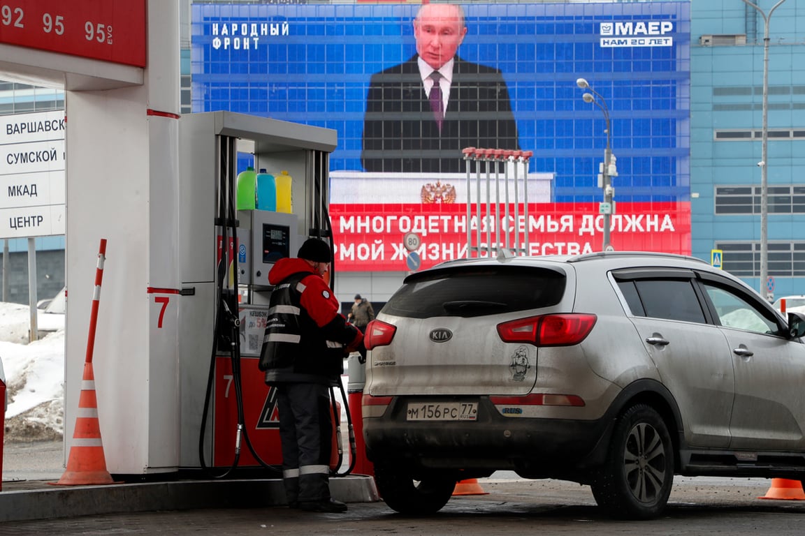 Трансляция обращения Владимира Путина к Федеральному собранию на фоне АЗС в Москве, 29 февраля 2024 года. Фото: Максим Шипенков / EPA