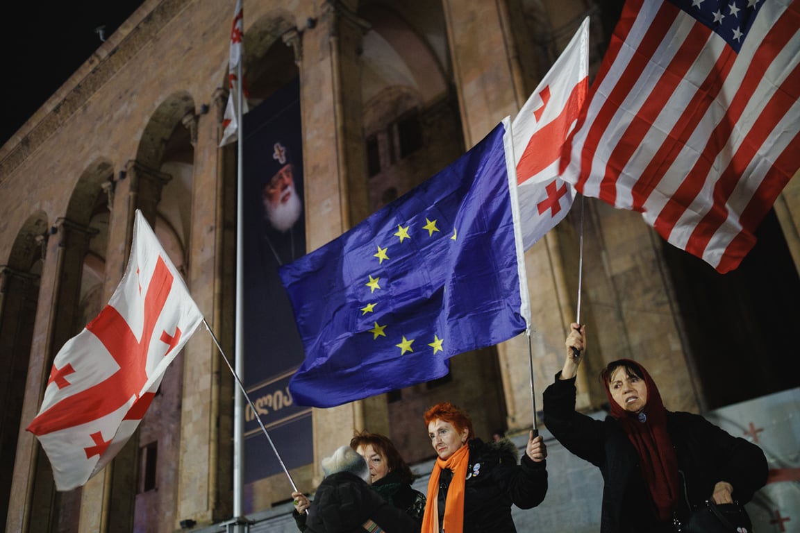 Протестующие с флагами Грузии, Евросоюза и США у здания парламента в Тбилиси, 28 марта 2026 года. Фото: Sébastien Canaud / NurPhoto / Shutterstock / Rex Features / Vida Press
