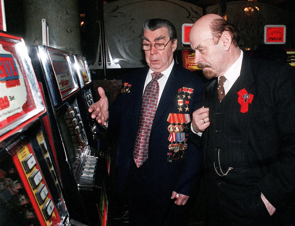 Lookalikes of Soviet leaders Leonid Brezhnev (L) and Vladimir Lenin (R) take in a the one-armed bandits in a Moscow casino, 22 February 1995. Photo: EPA / Alexander Nikolaev