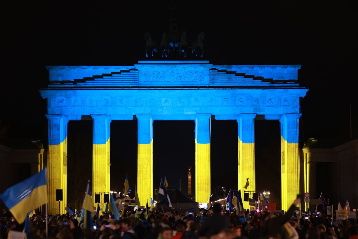 Бранденбургские ворота, подсвеченные в цвета флага Украины, Берлин, Германия, 24 февраля 2025 года. Акция приурочена к годовщине российского вторжения в Украину. Фото: Clemens Bilan / EPA