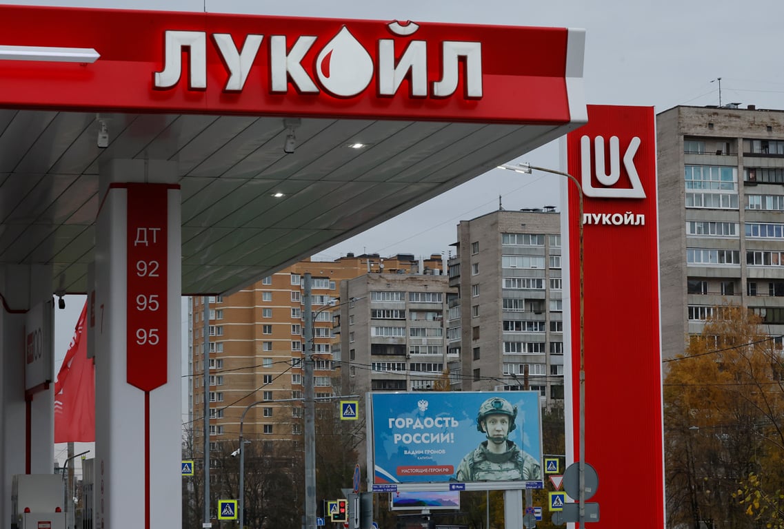 Автозаправочная станция компании «Лукойл» в Санкт-Петербурге, 23 октября 2025 года. Фото: Анатолий Мальцев / EPA