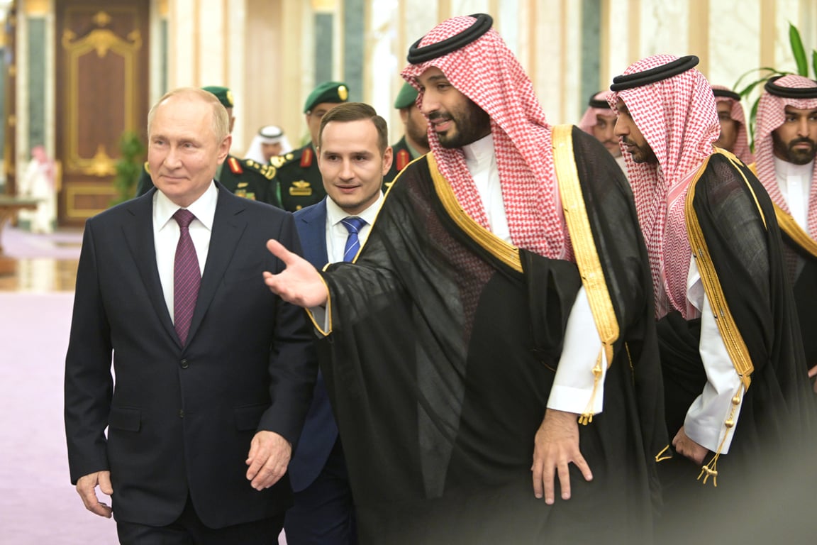 Мухаммед бен Сальман приветствует Владимира Путина в Эр-Рияде, 6 декабря 2023 года. Фото: Алексей Никольский / Спутник / Kremlin / EPA