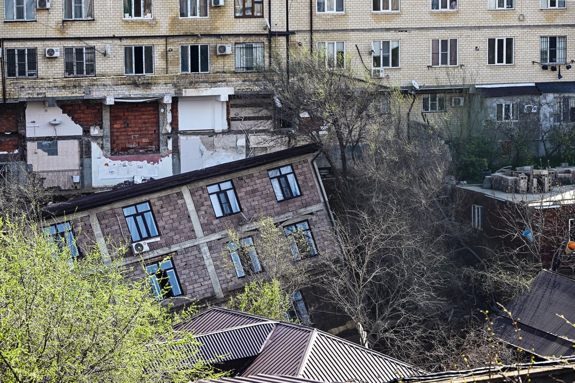 Обрушившийся из-за подтопления дом в Махачкале, Дагестан, 7 апреля 2026 года. Фото: Антон Великжанин / Коммерсантъ / Sipa USA / Vida Press