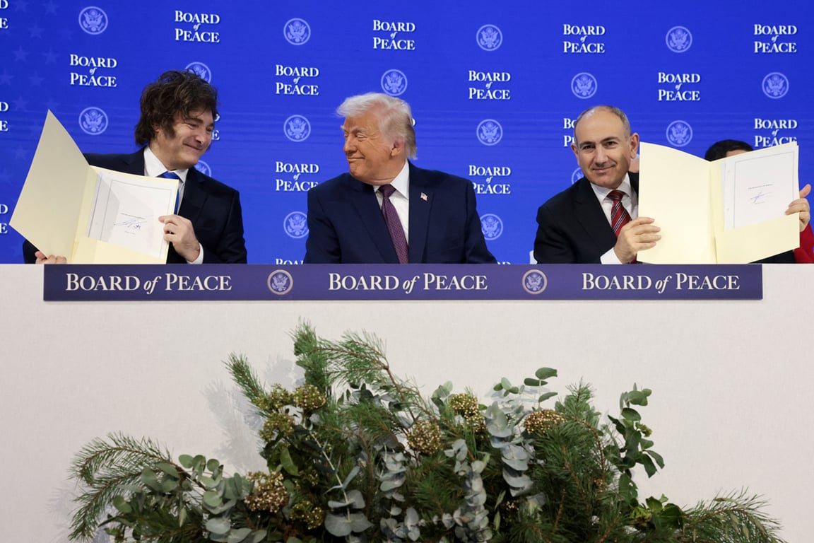 Дональд Трамп с президентом Аргентины Хавьером Милеем и премьер-министром Армении Николом Пашиняном подписания устава инициативы «Совет мира». Давос, Швейцария, 22 января 2026 года. Фото: Jonathan Ernst / Reuters / Scanpix / LETA