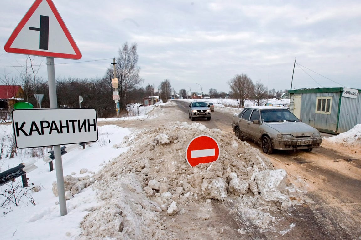 Автомобили покидают карантинную зону у деревни Павловское, в которой был обнаружен птичий грипп, Московская область, 17 февраля 2007 года. Фото: Сергей Ильницкий / EPA
