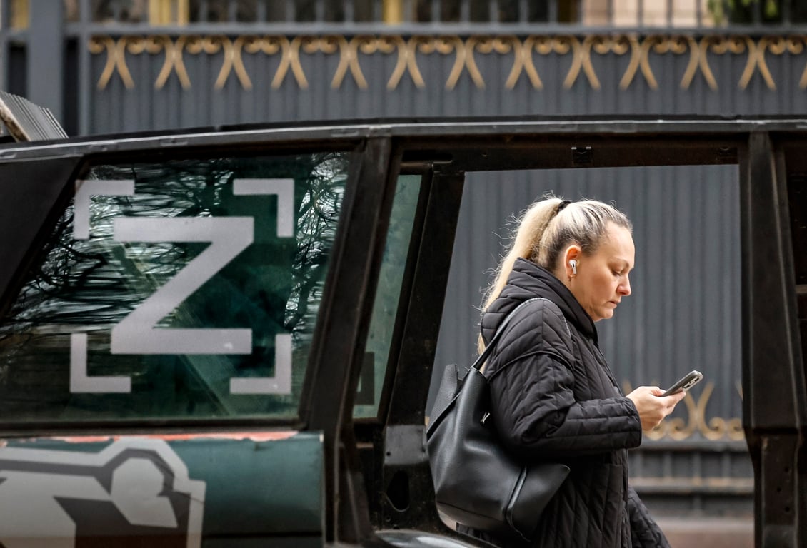 A woman walks past a Z symbol in Moscow, 28 October 2024. Photo: EPA / YURI KOCHETKOV