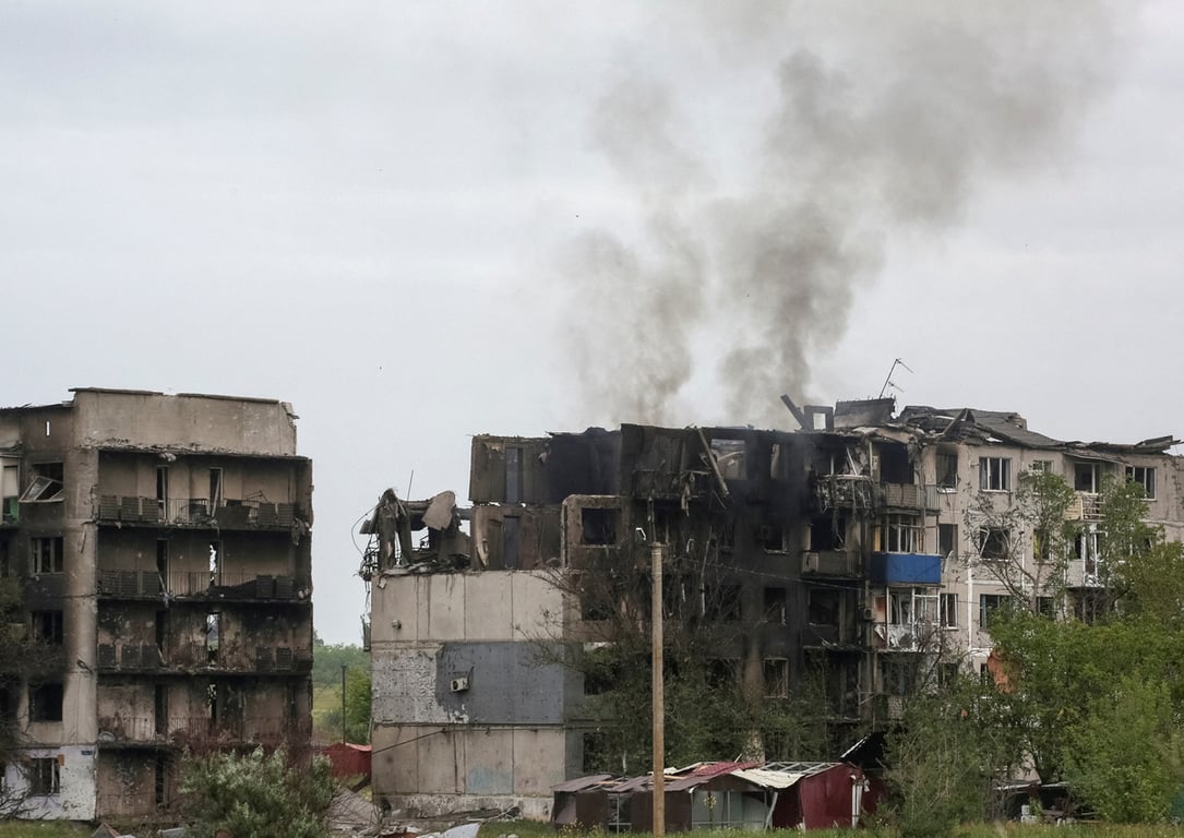Повреждённые в результате российских ударов жилые дома в Мирнограде, Донецкая область, Украина, 29 мая 2025 года. Фото: Anatolii Stepanov / Reuters / Scanpix / LETA