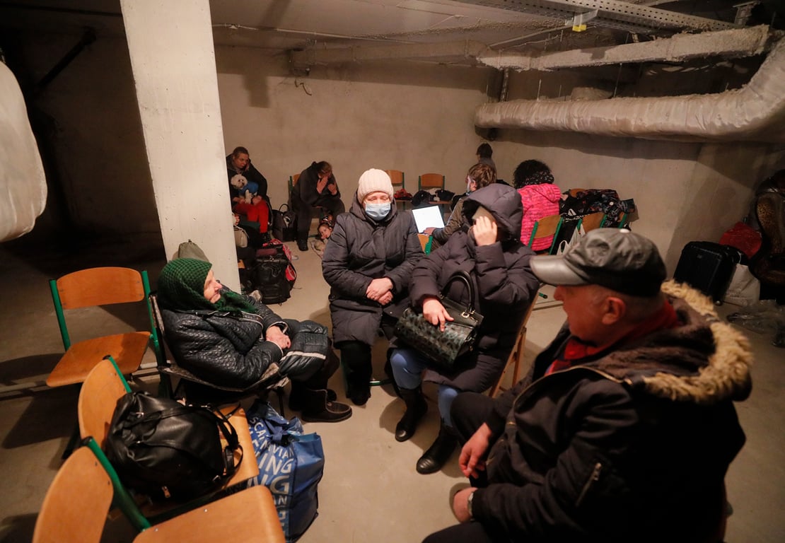 Жители Киева проводят ночь в подвале школы, использующемcя как убежище, Украина, 24 февраля 2022 года. Фото: Sergey Dolzhenko / EPA