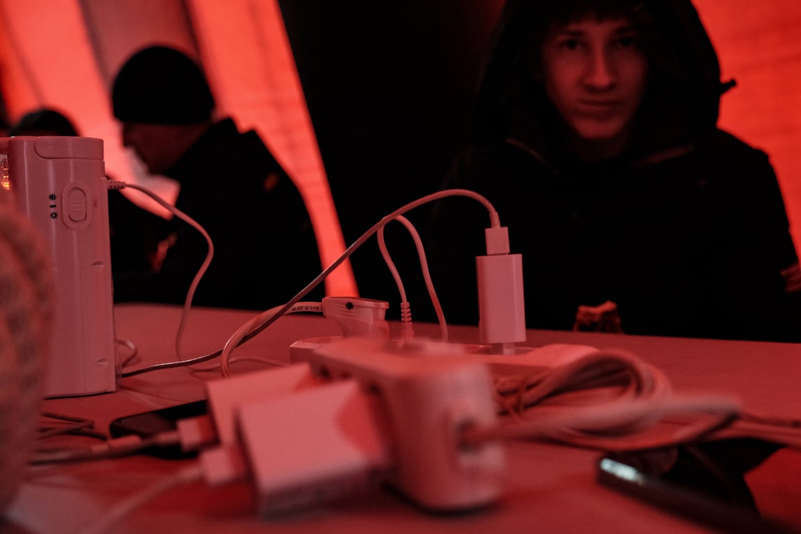 Люди в одном из «пунктов несокрушимости», развернутых властями для помощи жителям в условиях перебоев с электроэнергией и отоплением, Киев, Украина, 17 января 2026 года. Фото: Maria Senovilla / EPA