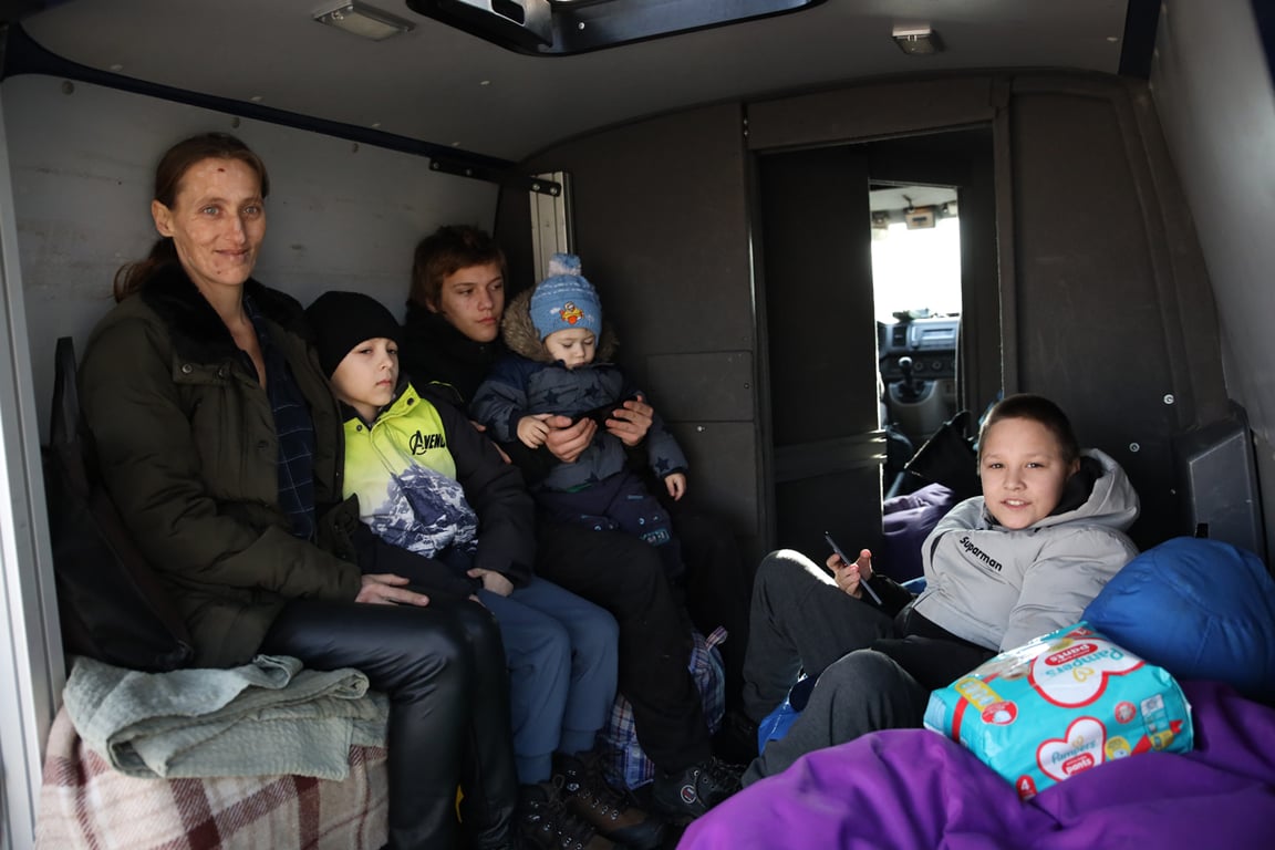 Светлана Степаненко с детьми во время эвакуации. Фото: Андрей Сопин