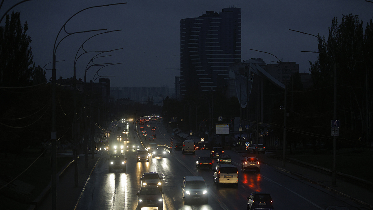 Улица во время отключения электроэнергии после российских ударов по Киеву, Украина, 10 октября 2025 года. Фото: Sergey Dolzhenko / EPA