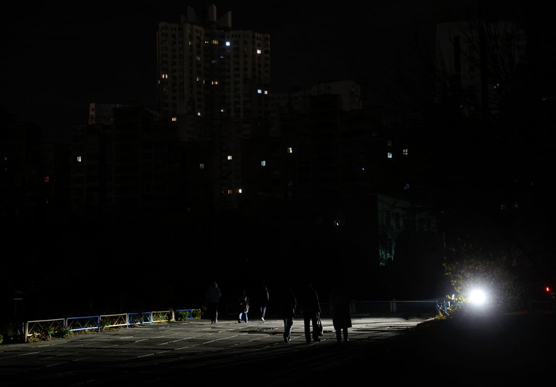 Жители Киева идут по неосвещенной улице, Украина, 10 ноября 2025 года. Фото: Sergey Dolzhenko / EPA