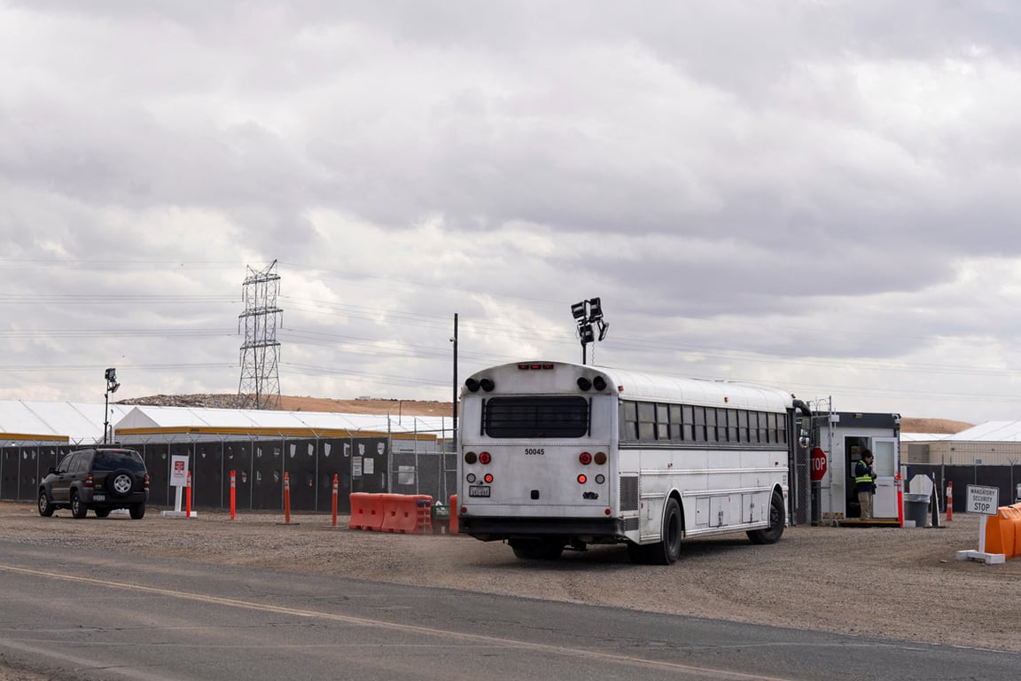 Автобус у въезда в центр по приему мигрантов в Тусоне, штат Аризона, США, 29 января 2025 года. Фото: Rebecca Noble / Reuters / Scanpix / LETA