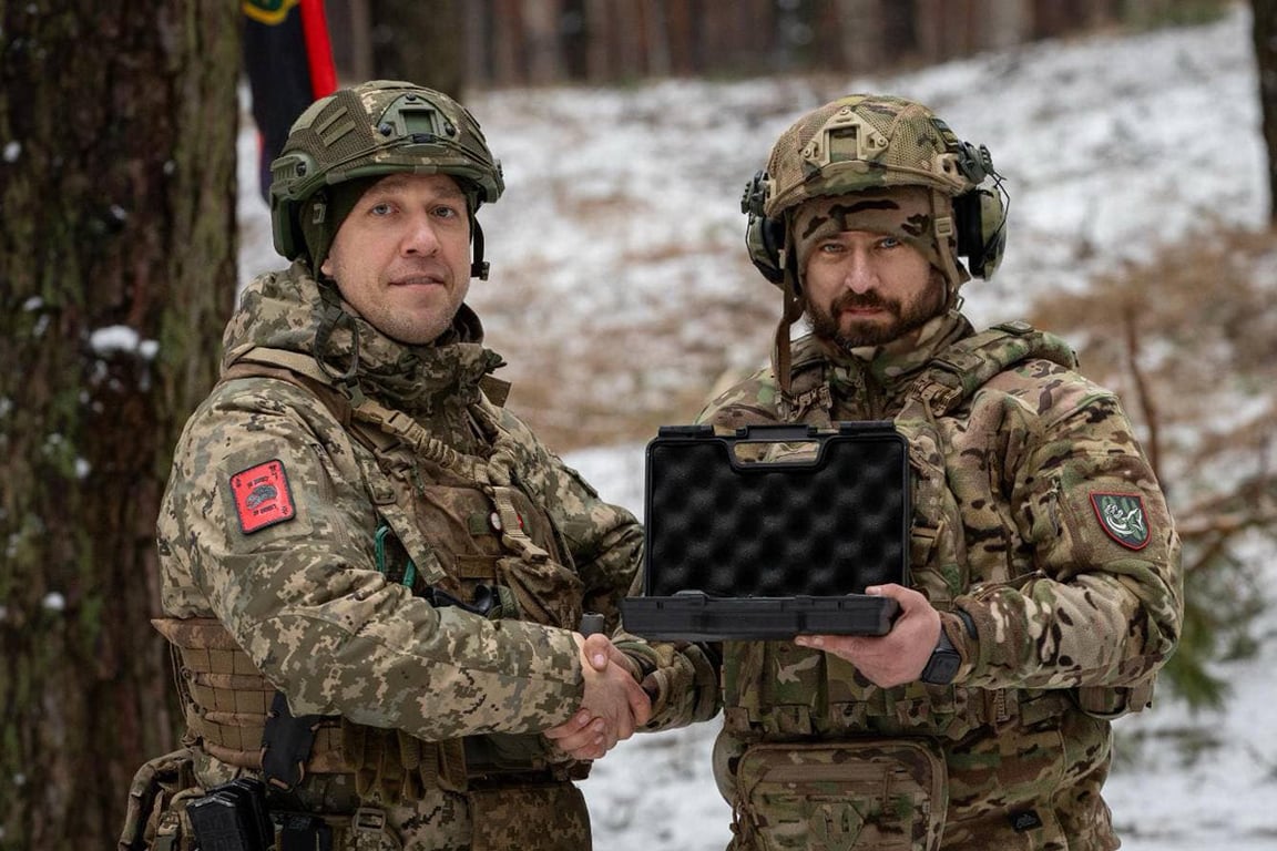 Награждение Федора Никитина именным огнестрельным оружием, январь 2024 года. Фото: MyRivnenshchyna /  Facebook