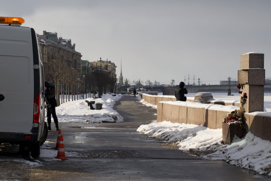Стихийный мемориал Навальному на Воскресенской набережной в Санкт-Петербурге, 16 февраля 2026 года. Фото: «Новая Газета Европа»