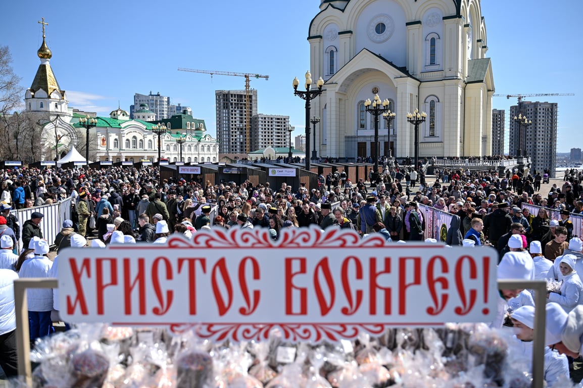 Жители Хабаровска на пасхальном фестивале на площади перед Спасо-Преображенским кафедральным собором, 12 апреля 2026 года. Фото: Даниил Бирюков / ТАСС / ZUMA Press / Scanpix / LETA