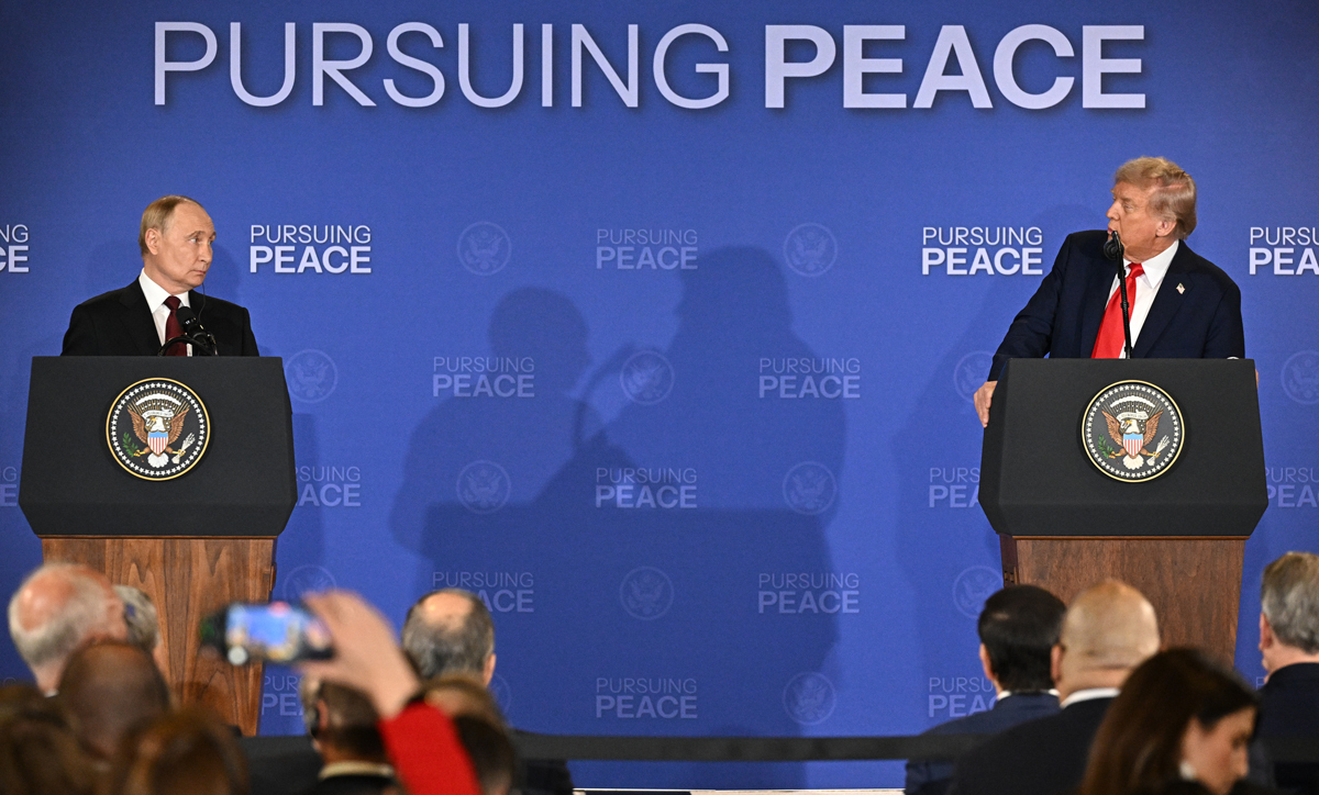 Владимир Путин и Дональд Трамп на совместной пресс-конференции после встречи в Анкоридже, Аляска, США, 15 августа 2025 года. Фото: Сергей Бобылев / Спутник / Kremlin / EPA