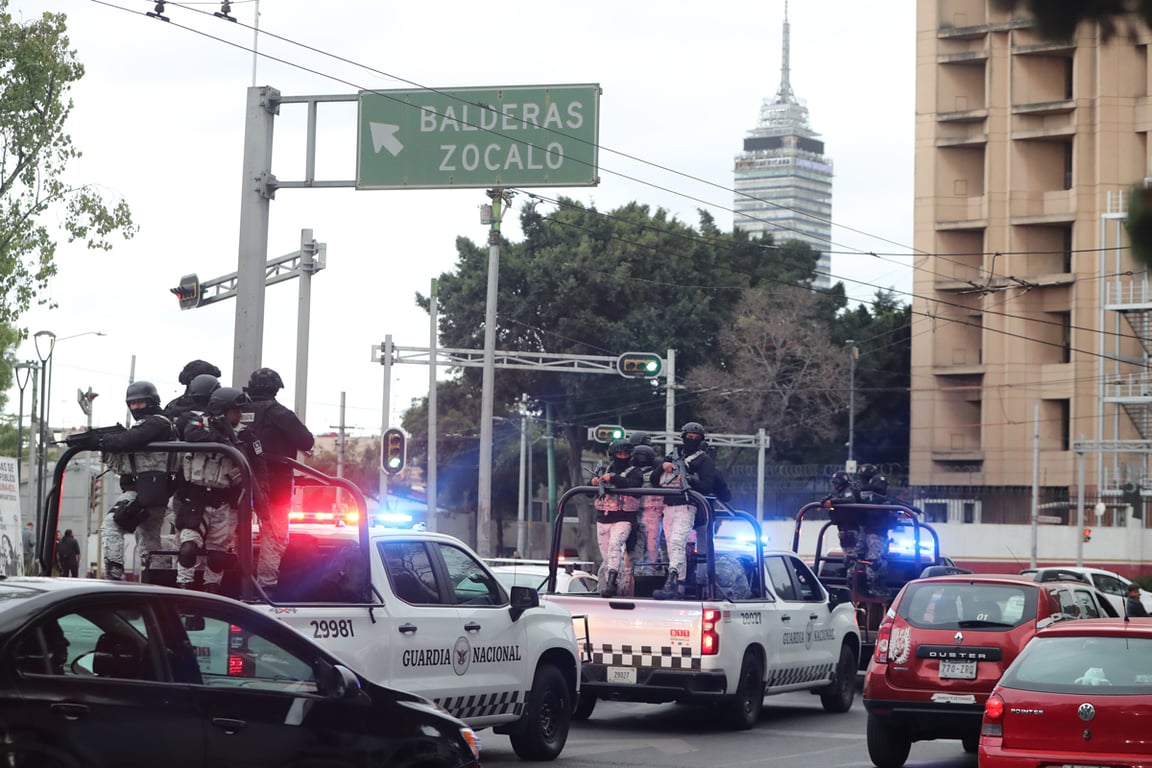 Сотрудники Национальной гвардии Мексики обеспечивают безопасность в районе, куда было доставлено тело Эль Менчо, Мексика, 22 февраля 2026 года. Фото: Mario Guzman / EPA