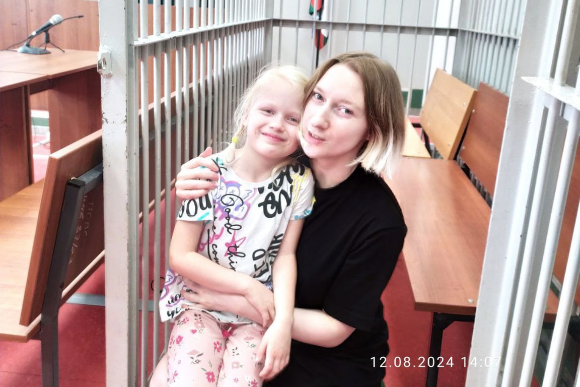 Полина с дочерью в суде, 12 августа 2024 года. Фото:  группа-поддержки Полины Евтушенко