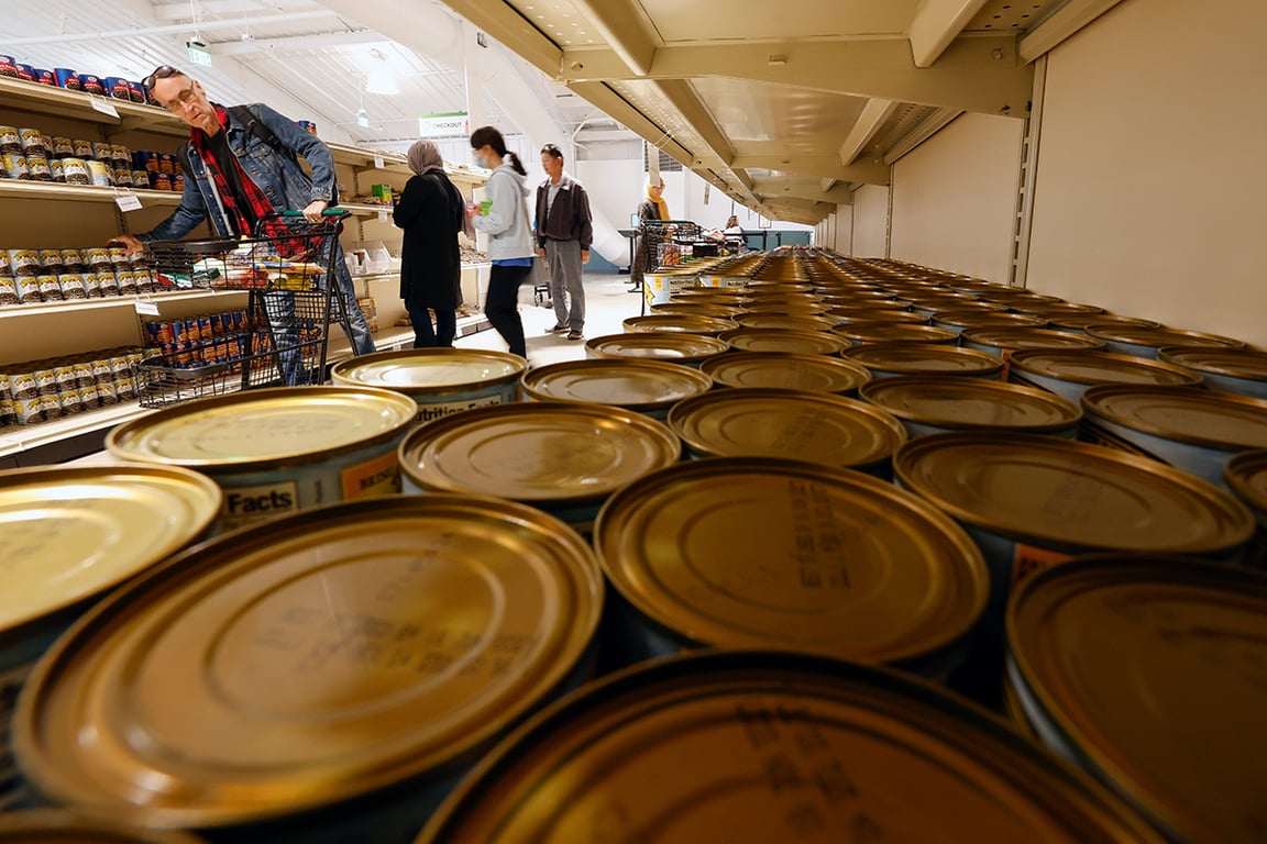 Посетители центра продовольственной помощи Alameda Food Bank в Аламеде, Калифорния, США, 31 октября 2025 года. Фото: John G. Mabanglo / EPA