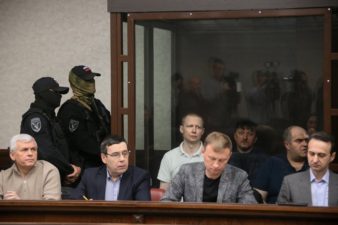 Олег Антипов (пятый слева), Роман Соломко (в центре) и Артур Терчанян (второй справа) во время заседания суда по делу о теракте на Крымском мосту в 2022 году в Южном окружном военном суде в Ростове-на-Дону, 12 февраля 2025 года. Фото: Василий Дерюгин / Коммерсантъ / Sipa USA / Vida Press