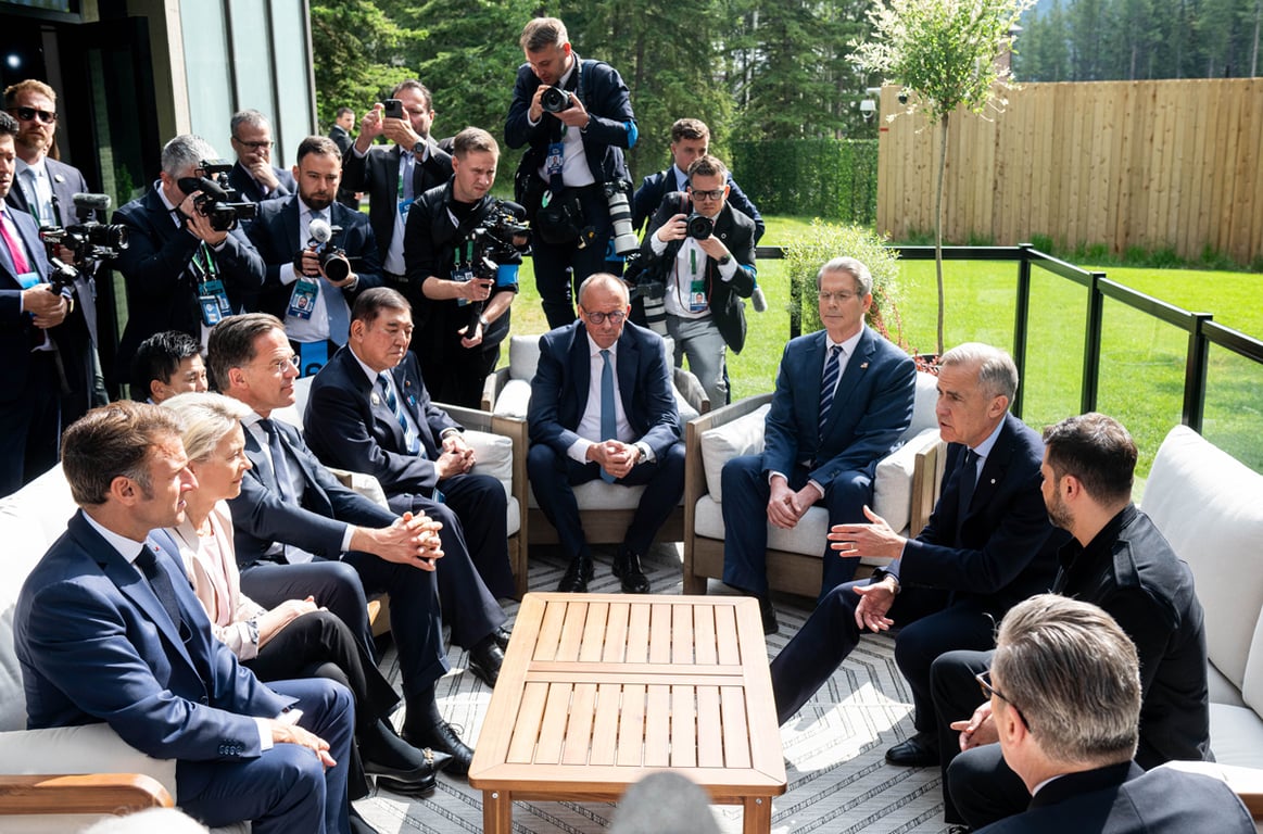 Президент Франции Эммануэль Макрон, председатель Еврокомиссии Урсула фон дер Ляйен, генсек НАТО Марк Рютте, премьер-министр Японии Сигэру Исиба, канцлер Германии Фридрих Мерц, министр финансов США Скотт Бессент, премьер-министр Канады Марк Карни, президент Украины Владимир Зеленский и премьер-министр Великобритании Кир Стармер на встрече в Канаде, 17 июня 2025 года. Фото: Spencer Colby / EPA