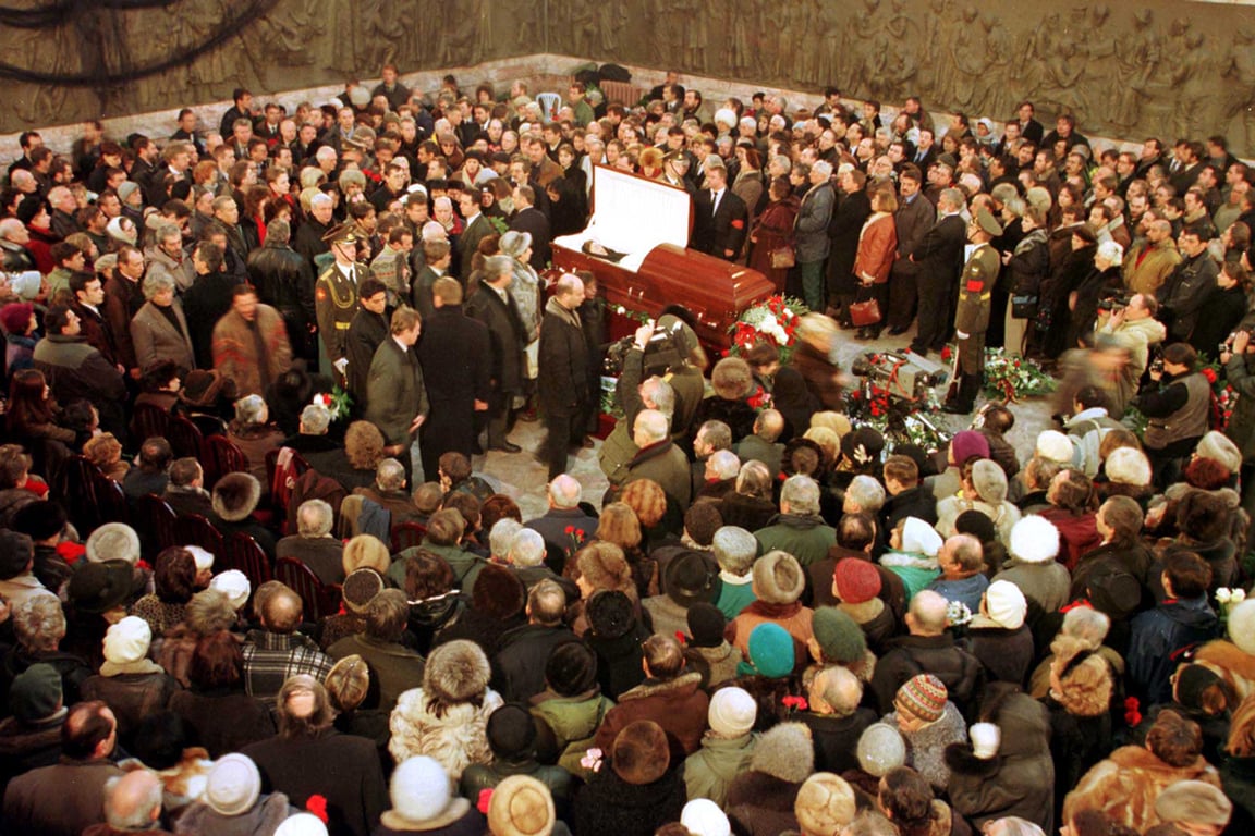 Прощание с Галиной Старовойтовой, Санкт-Петербург, 24 ноября 1998 года. Фото: Reuters / Scanpix / LETA