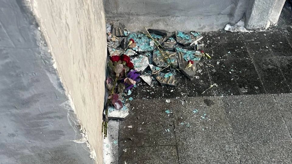 Remnants of the memorial plaque to Anna Politkovskaya after it was destroyed by vandals, 18 January 2026. Photo: Alexander Zamyatin
