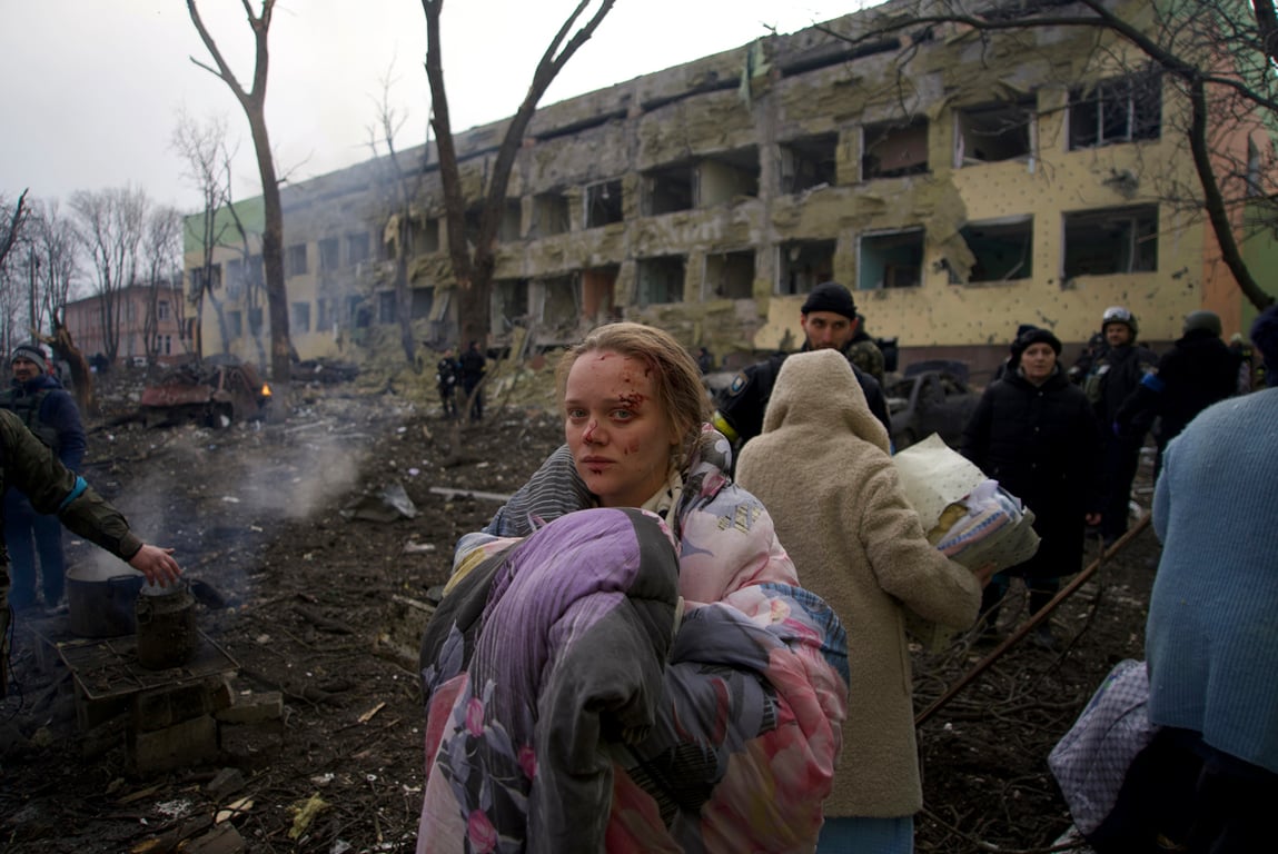 Vyshemyrska amid the rubble of Mariupol Maternity Hospital No. 3 on 9 March 2022. Photo: Mstyslav Chernov / AP Photo / Scanpix / LETA