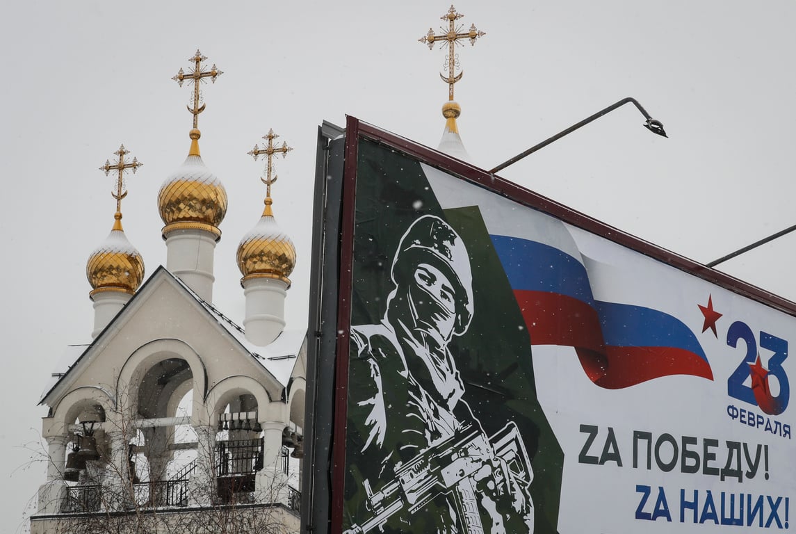 A poster hails Russian victory in Ukraine next to a Moscow church, 20 February 2023. Photo: EPA / Yuri Kochetkov