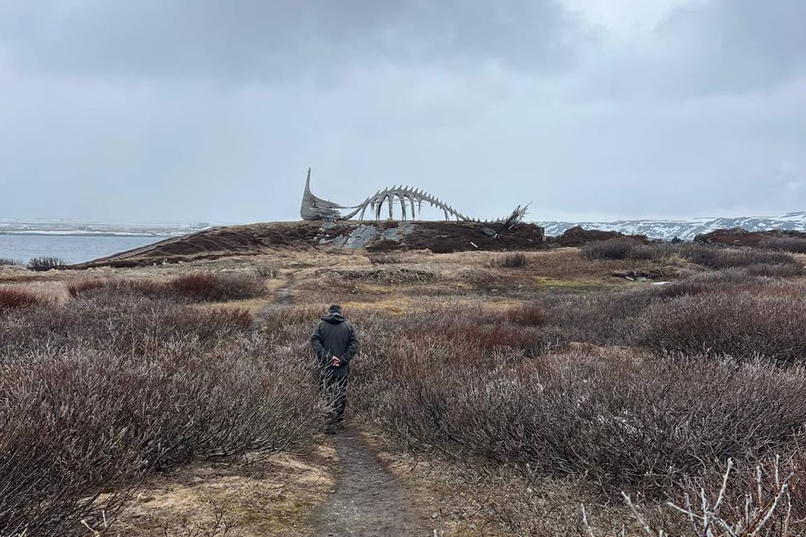 Реми Странд на пути к арт-объекту Дракар-Левиафан, построенному россиянами вблизи Вардё
