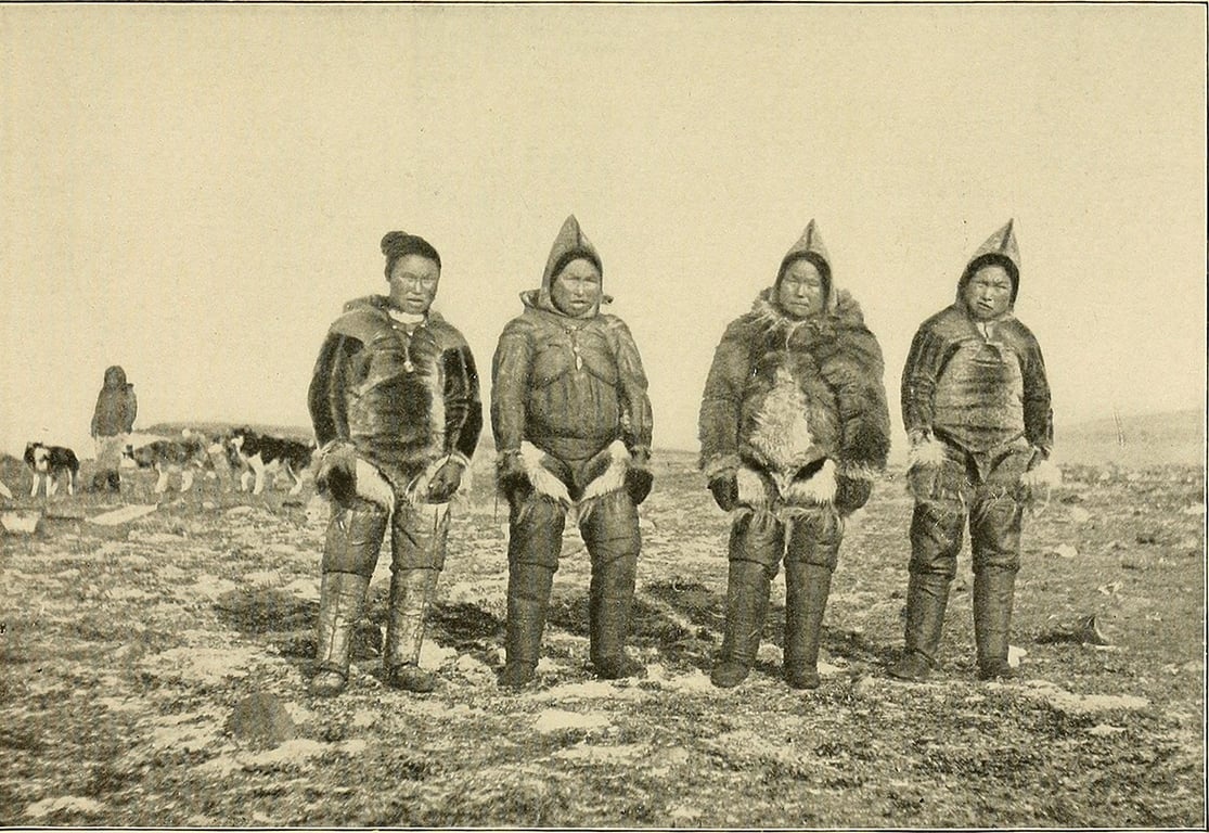 Представители племени эскимосов Смит-Саунд, жившие на севере Гренландии, около 1898 года. Фото: Wikimedia