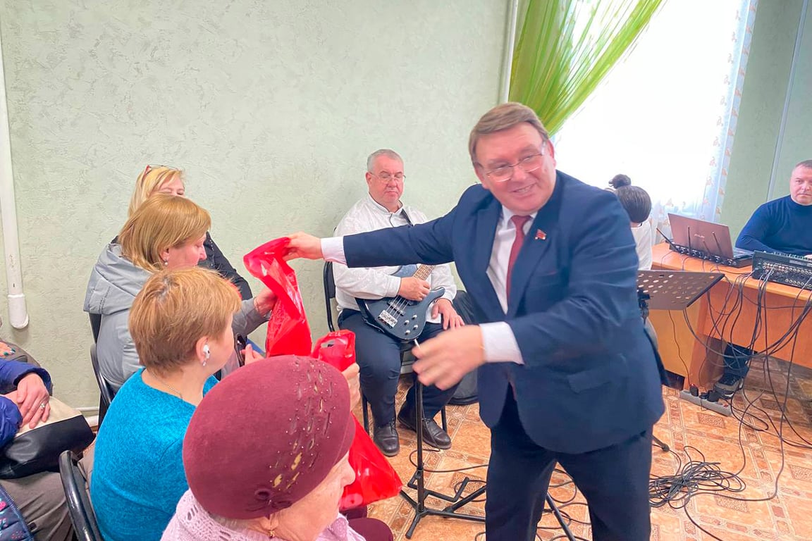 Мероприятие, посвященное 8 марта в селе Любаж Фатежского района Курской области, 5 марта 2026 года. Фото: Пресс-служба Курского ОК КПРФ