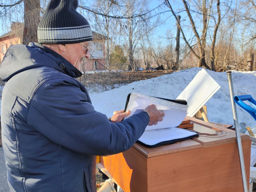 Александр Иванов с заочным решением суда. Фото: Анна Костырева / «Ветер»