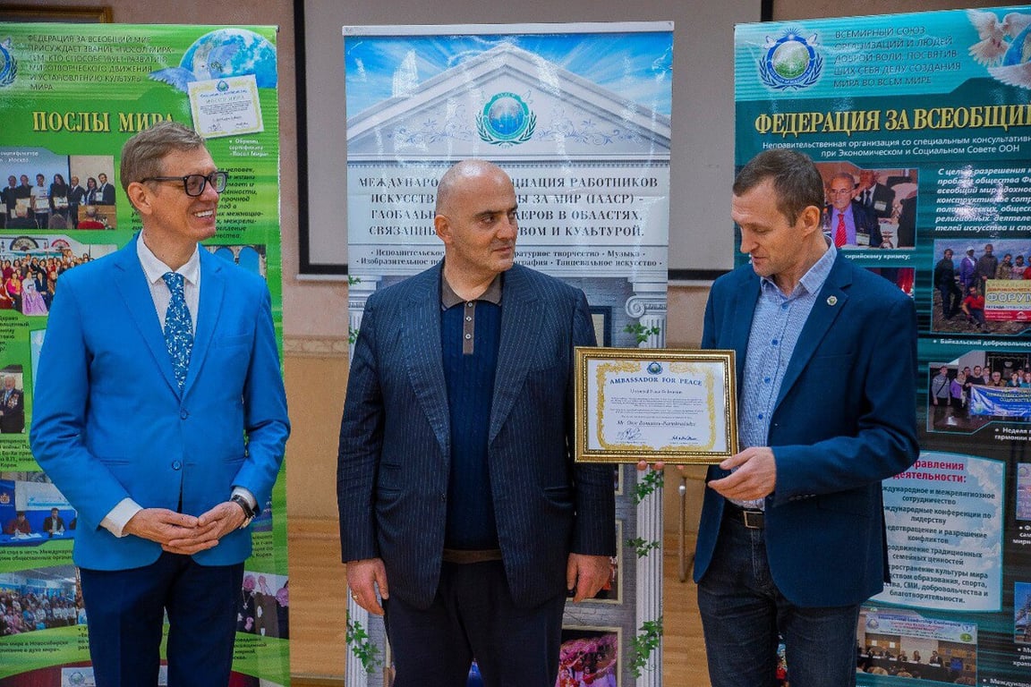 Награждение Отара Романова-Парцхаладзе дипломом «Посол мира». Фото:  «Федерация за всеобщий мир»