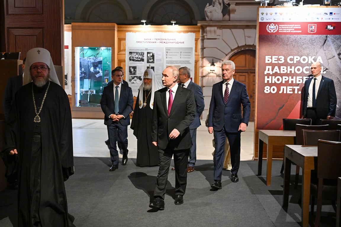 Собянин и Путин на выставке «Великая Победа. Россия – моя история» в ЦВЗ «Манеж», 4 ноября 2025 года. Фото: Агентство «Москва»