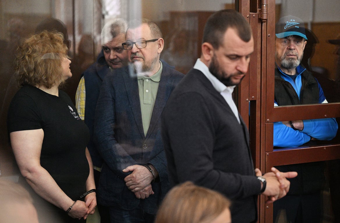 Слева направо: Елена Копьева, Алексей Семенов, Сергей Умнов и Иван Абакумов (справа) на оглашении приговора по делу о коррупции, Москва, 27 августа 2025 года. Фото: Глеб Щелкунов / Коммерсантъ / Sipa USA / Vida Press