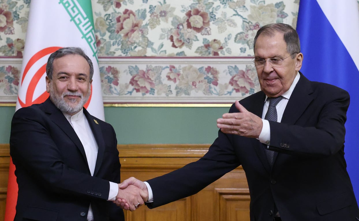 Iranian Foreign Minister Abbas Araghchi (L) shakes hands with Russian Foreign Minister Sergey Lavrov during a press conference in Moscow, 17 December 2025. Photo: EPA / Ramil Sitdikov / Reuters