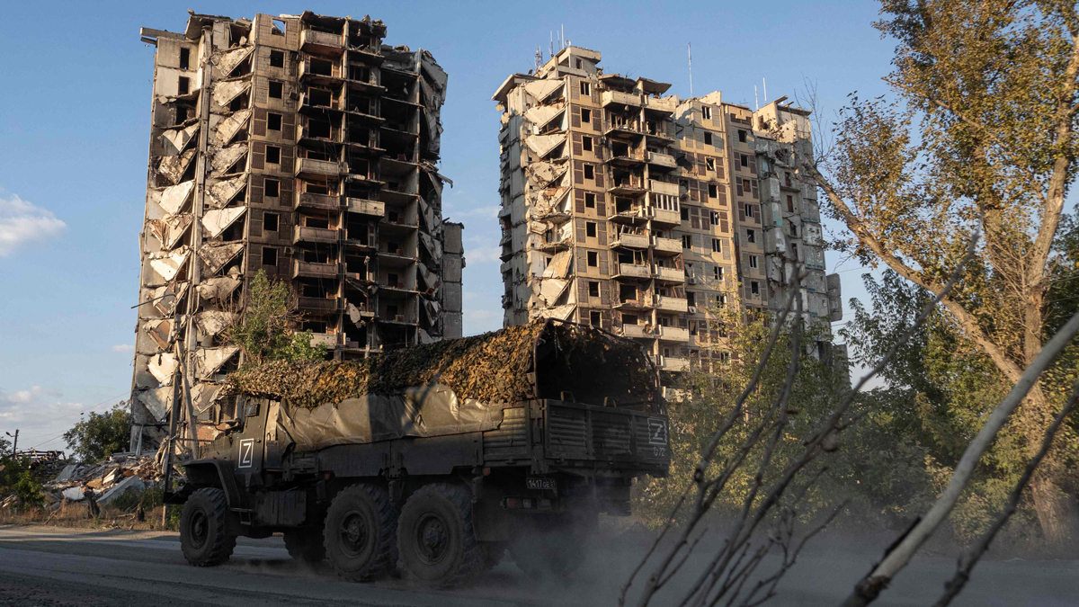 Грузовик российских военных среди руин в Авдеевке, Донецкая область, Украина, 27 сентября 2025 года. Фото: Андрей Бородулин / AFP / Scanpix / LETA