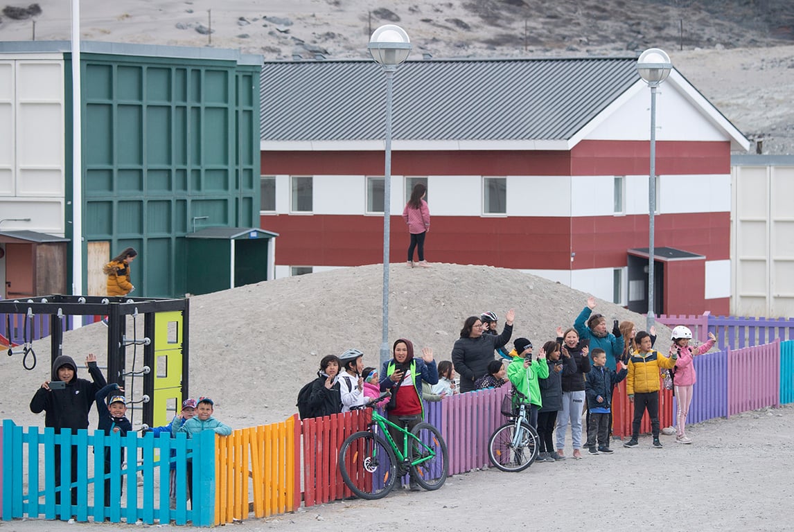 Люди встречают кортеж госсекретаря США Энтони Блинкена в Кангерлуссуаке, Гренландия, 20 мая 2021 года. Фото: Saul Loeb / REUTERS / Scanpix / LETA