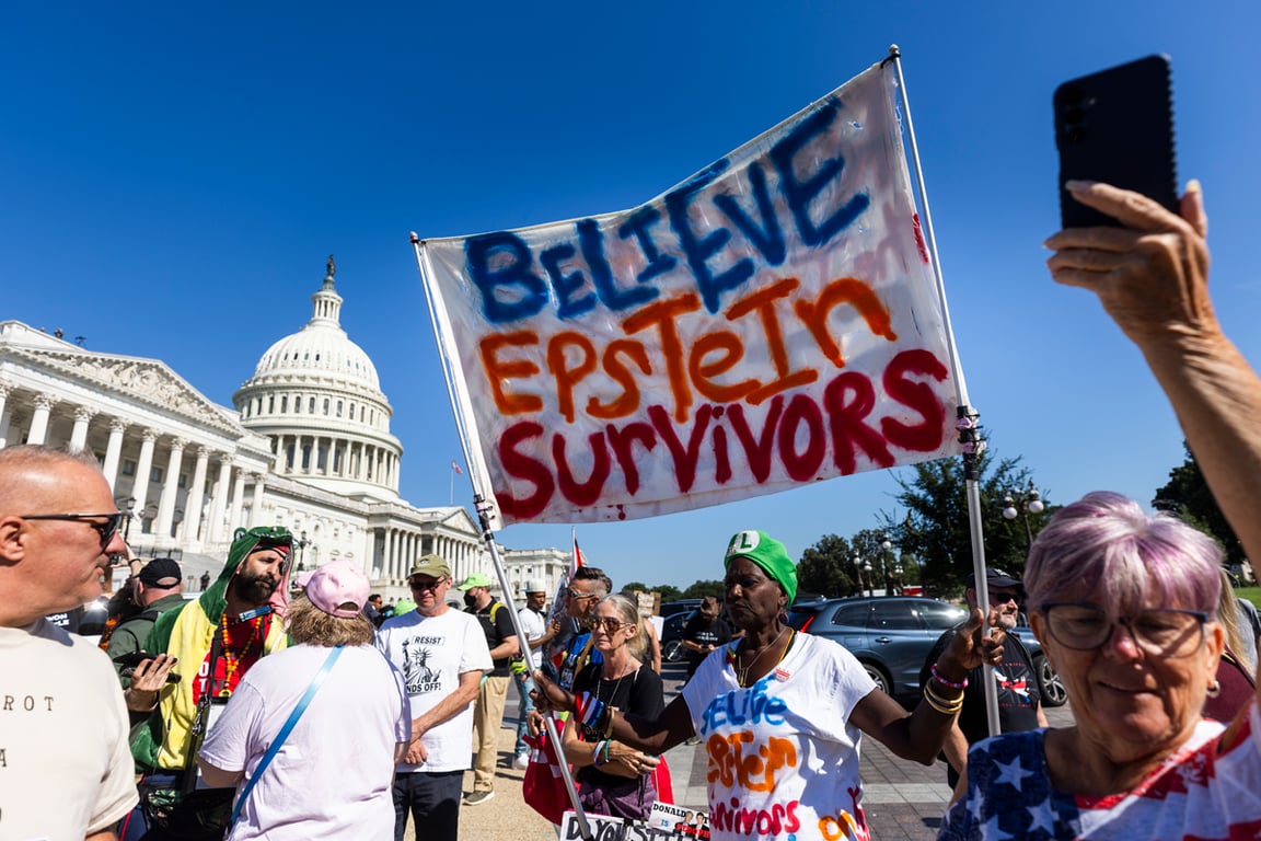 Сторонники жертв секс-скандала, связанного с Джеффри Эпштейном и Гислен Максвелл, у здания Капитолия в Вашингтоне, США, 3 сентября 2025 года. Фото: Jim Lo Scalzo / EPA