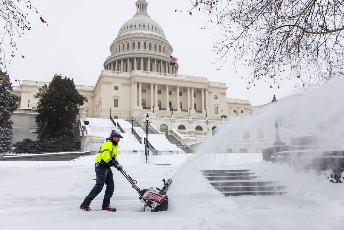 Уборка снега у Капитолия, Вашингтон, США. Фото: Jim Lo Scalzo / EPA