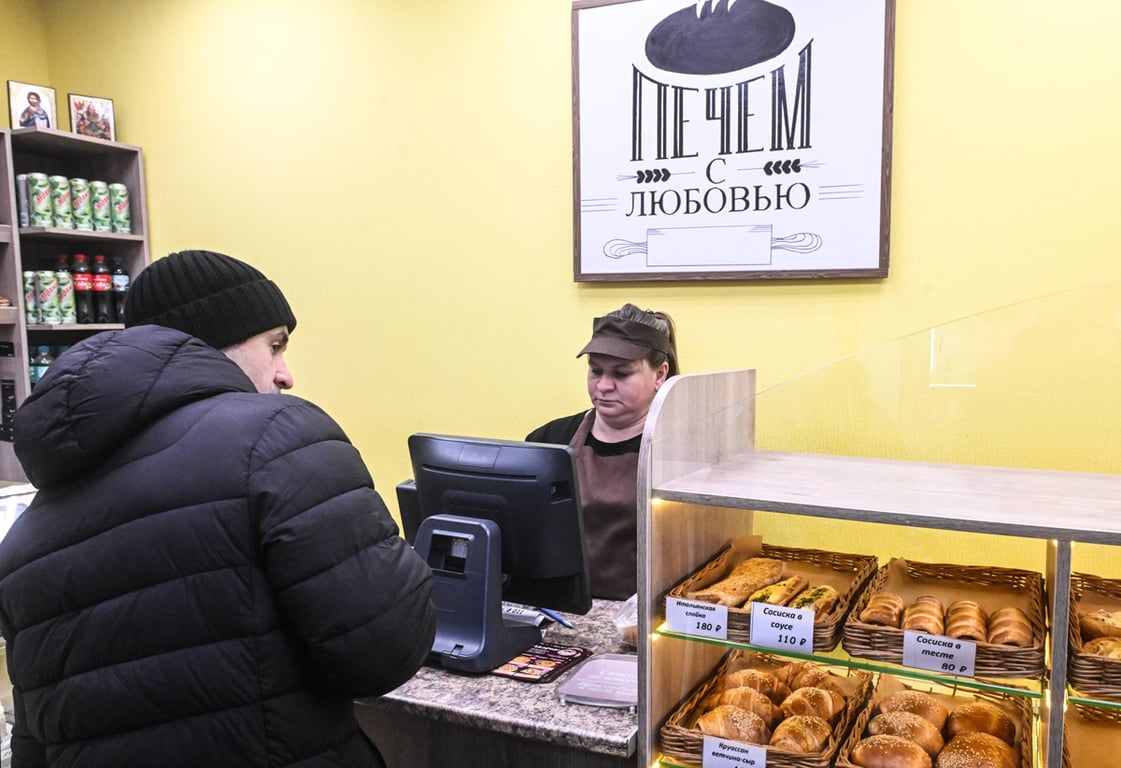 Сотрудница обслуживает покупателя в пекарне «Машенька», Московская область, 21 декабря 2025 года. Фото: Михаил Воскресенский / Спутник / Imago Images / Scanpix / LETA
