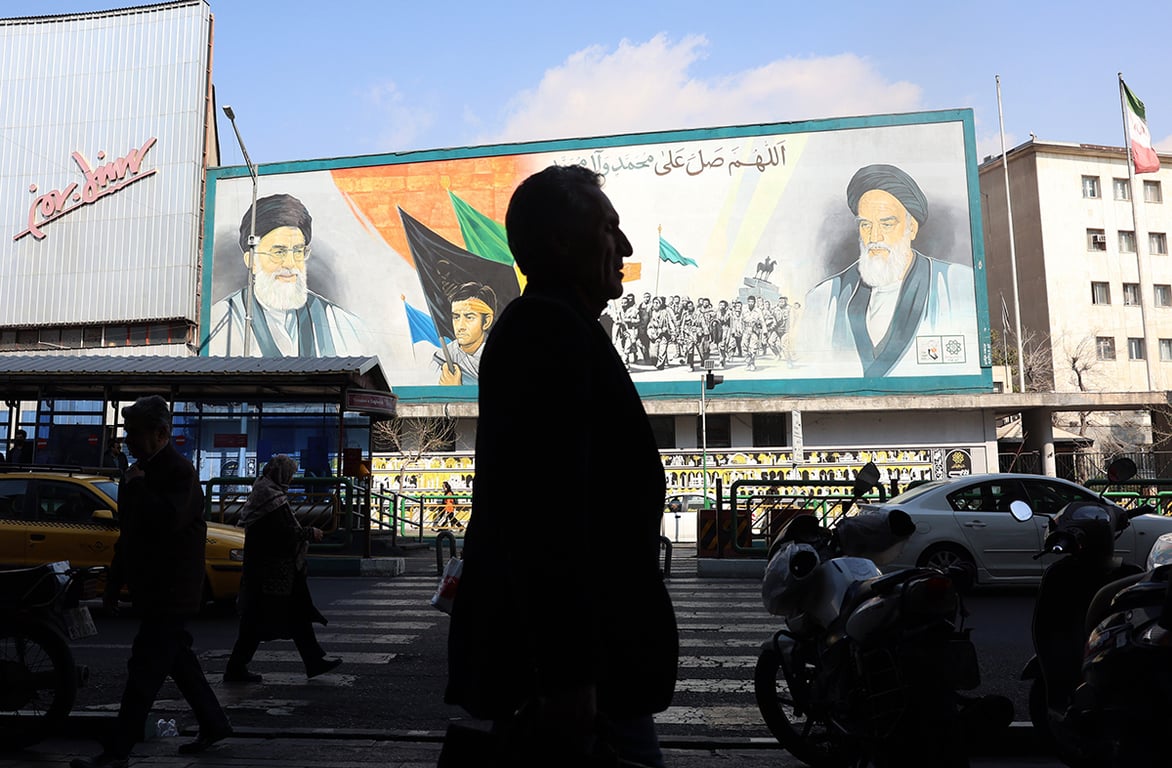 Иранцы идут мимо изображения верховного лидера Ирана аятоллы Али Хаменеи и покойного лидера Аятоллы Рухоллы Хомейни на улице в Тегеране, Иран, 25 февраля 2026 года. Фото: Abedin Taherkenareh / EPA