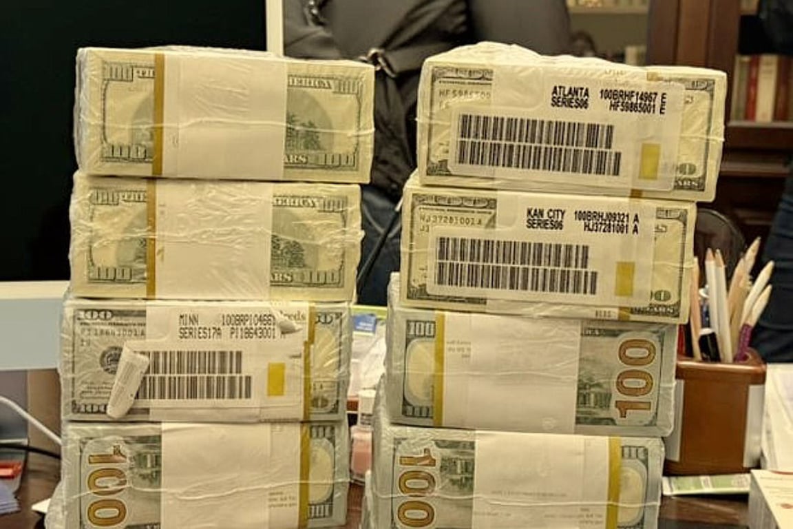 Найденные при обыске доллары. Фото:  НАБУ