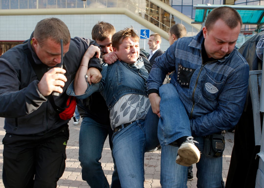 Сотрудники милиции в штатском задерживают мужчину во время акции «Революция через социальные сети» в День независимости в Минске, Беларусь, 3 июля 2011 года. Фото: Vasily Fedosenko / Reuters / Scanpix / LETA