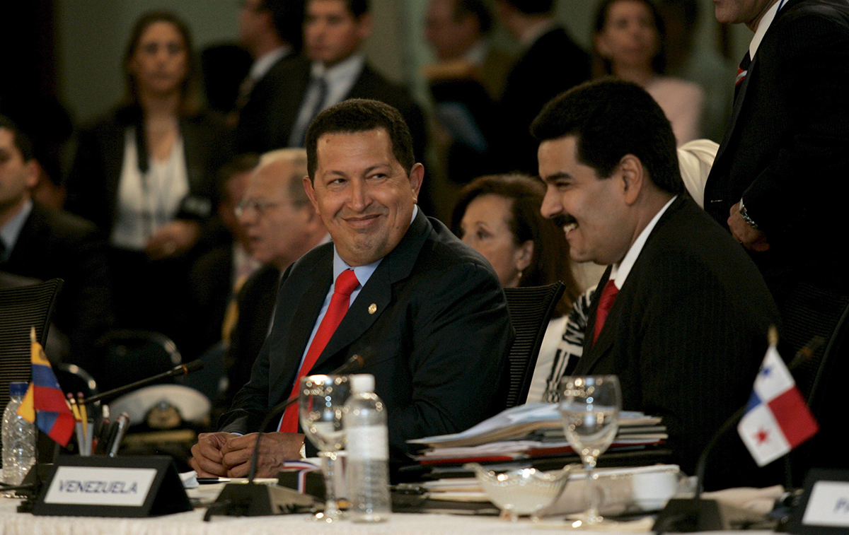 Президент Венесуэлы Уго Чавес (слева) и канцлер Венесуэлы Николас Мадуро (справа) вместе на XX саммите Группы Рио в Санто-Доминго, Доминиканская Республика, 7 марта 2008 года. Фото: Kena Btancur / EPA