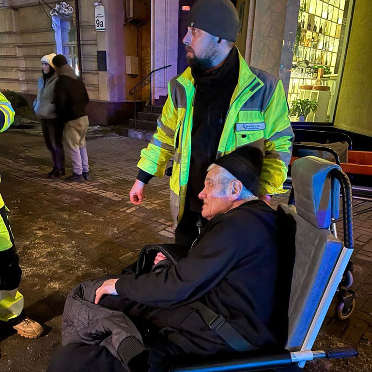 Владимир Михайлович перед посадкой в эвакуационный автобус. Фото из архива Bаrrier-Free Foundation