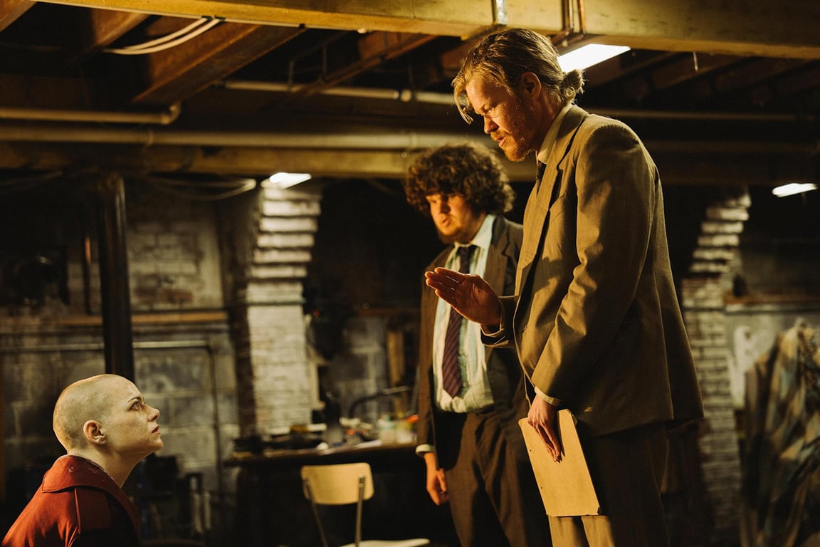 Кадр из фильма «Бугония». Фото: Atsushi Nishijima / Focus Features / Universal Pictures